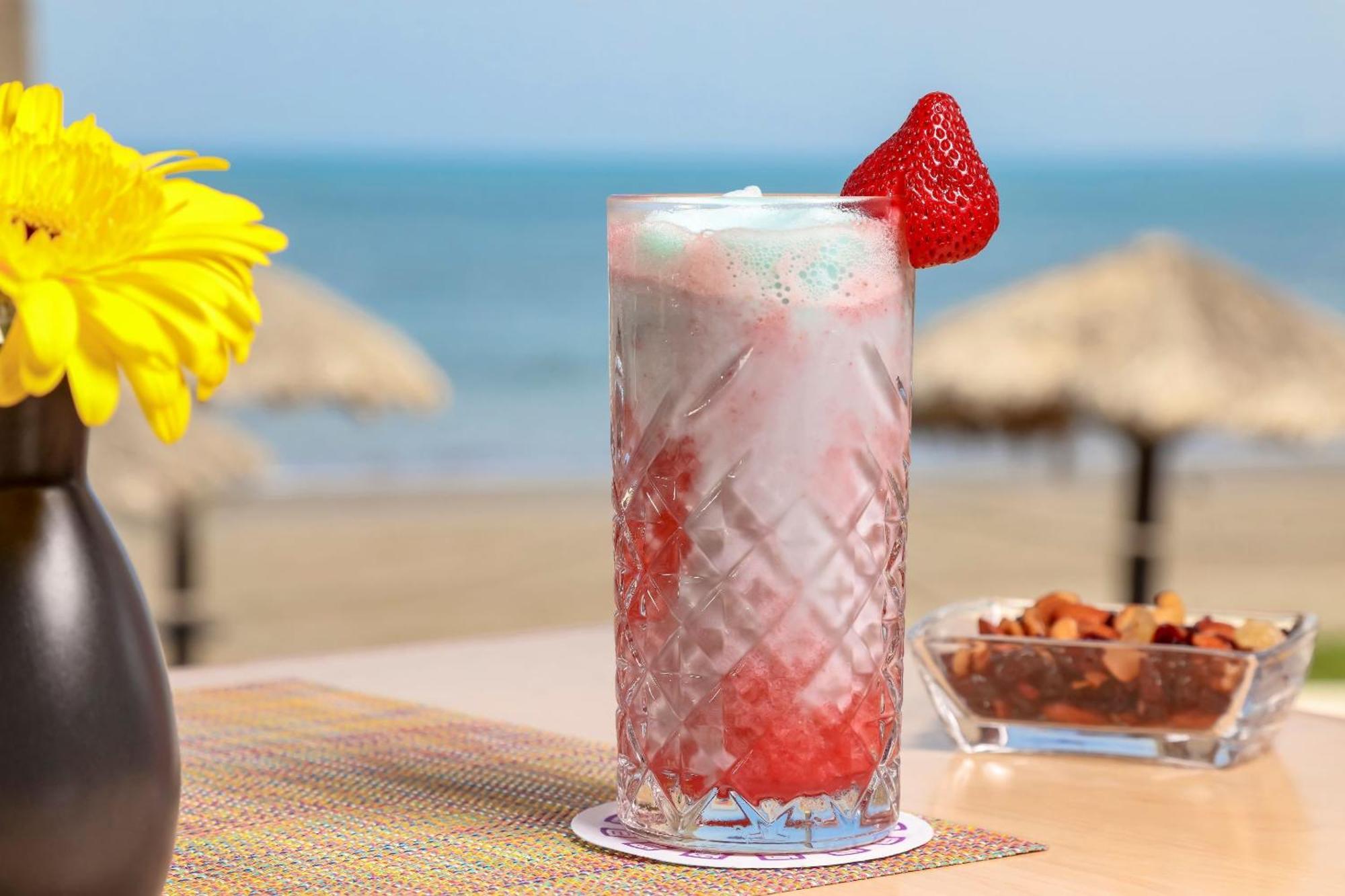 Camino Real Veracruz Exteriér fotografie A strawberry and lime Italian soda