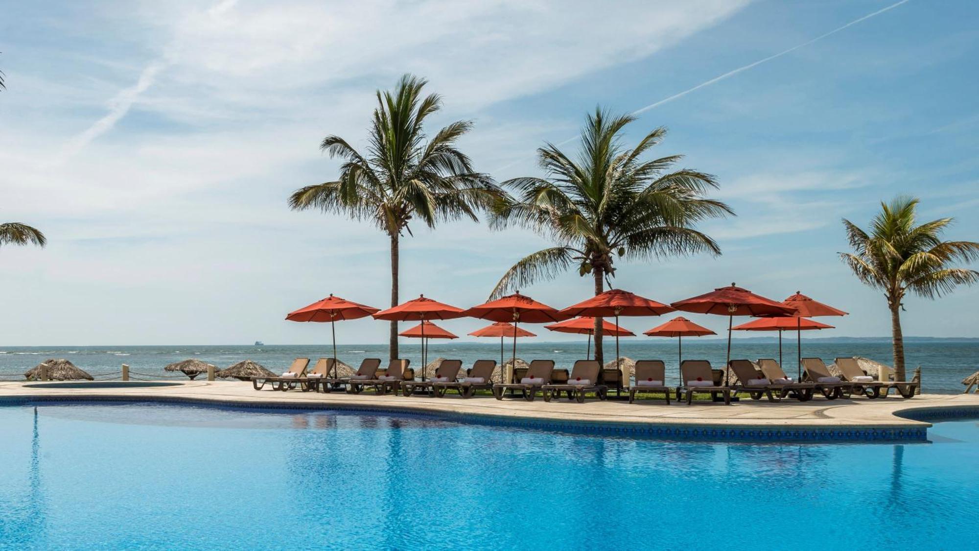 Camino Real Veracruz Exteriér fotografie The pool at the Sheraton Nha Trang Hotel & Spa Resort